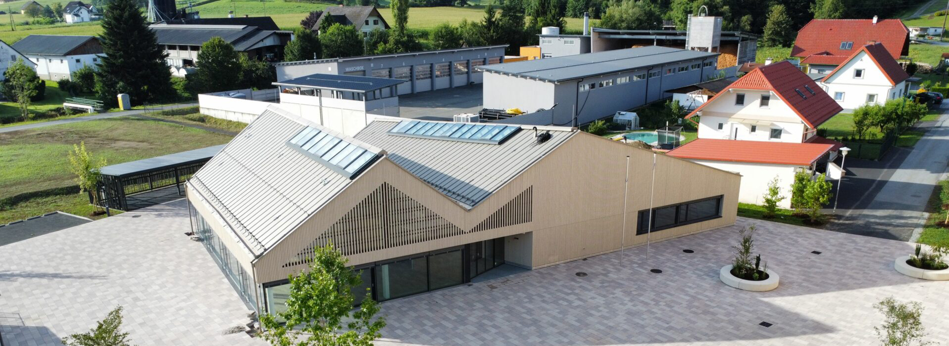 Neubau mit Holzfassade und Dachgauben in ländlicher Umgebung, Österreich